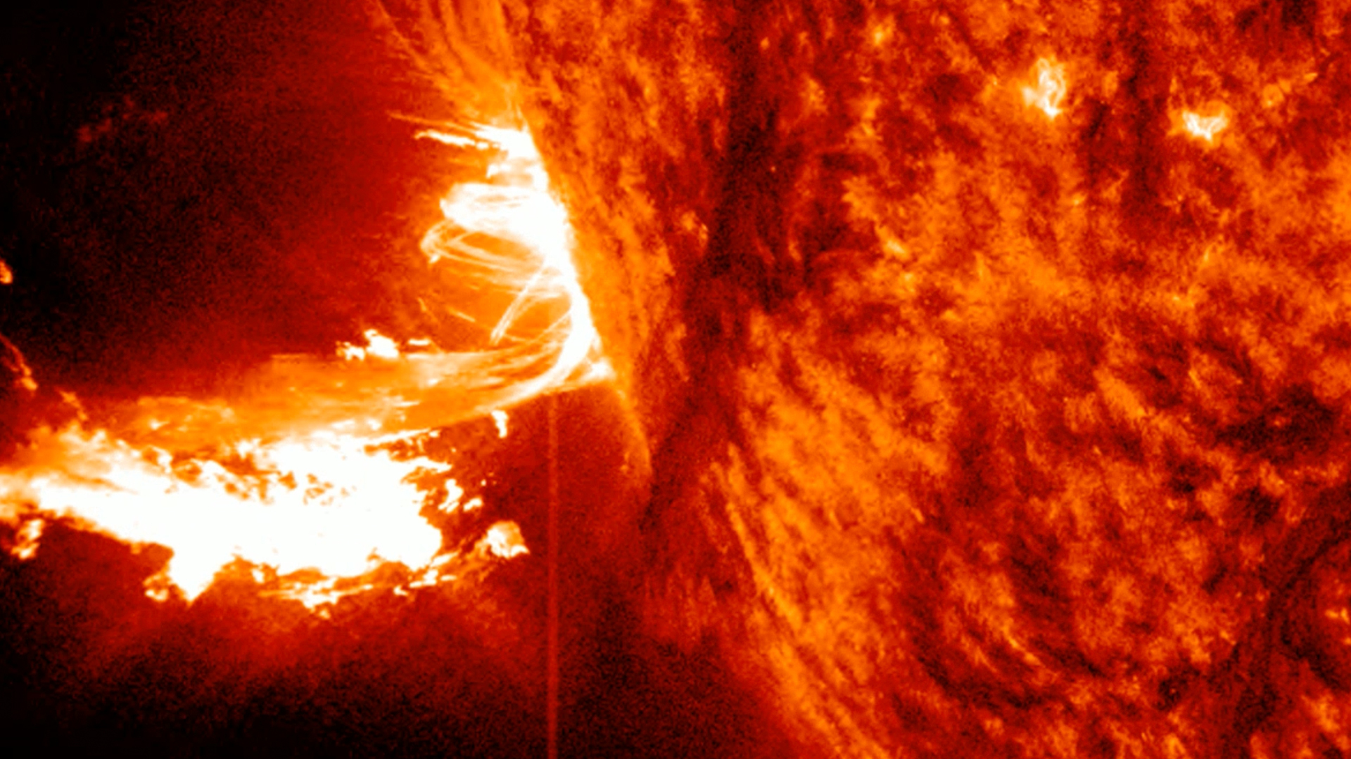 Watch sun unleash major X-flare in epic solar eruption (video)