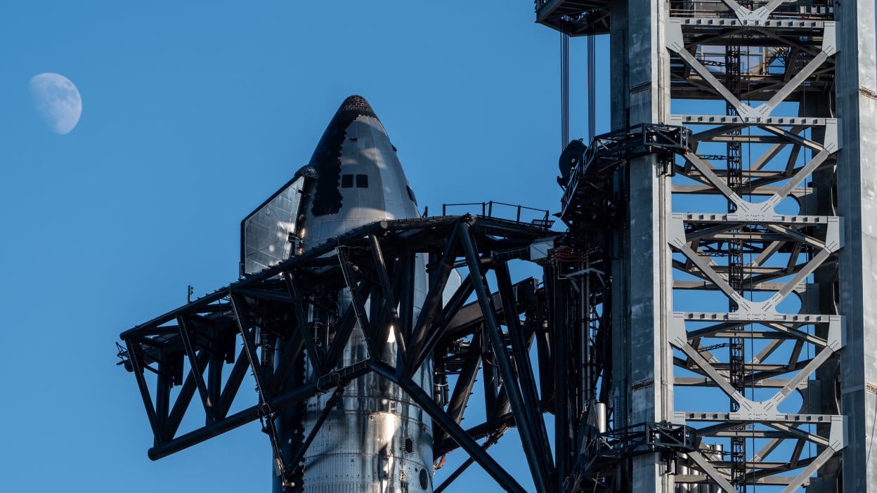 SpaceX’s successful Starship launch captured by massive robotic arms.